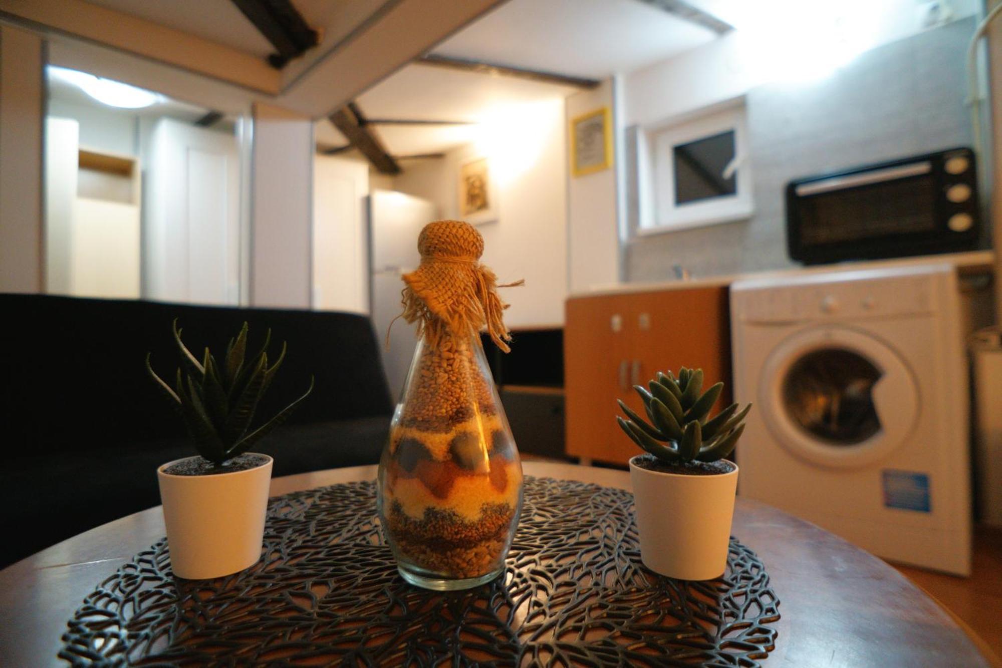 2-Room Cozy Retreat Near City Center Bukarest Exteriör bild